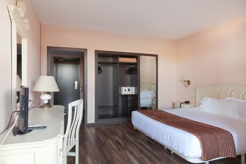 Hotel Roger De Flor By Seleqtta 10