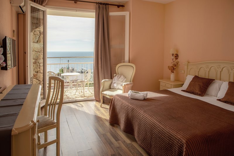 Hotel Roger De Flor By Seleqtta 18