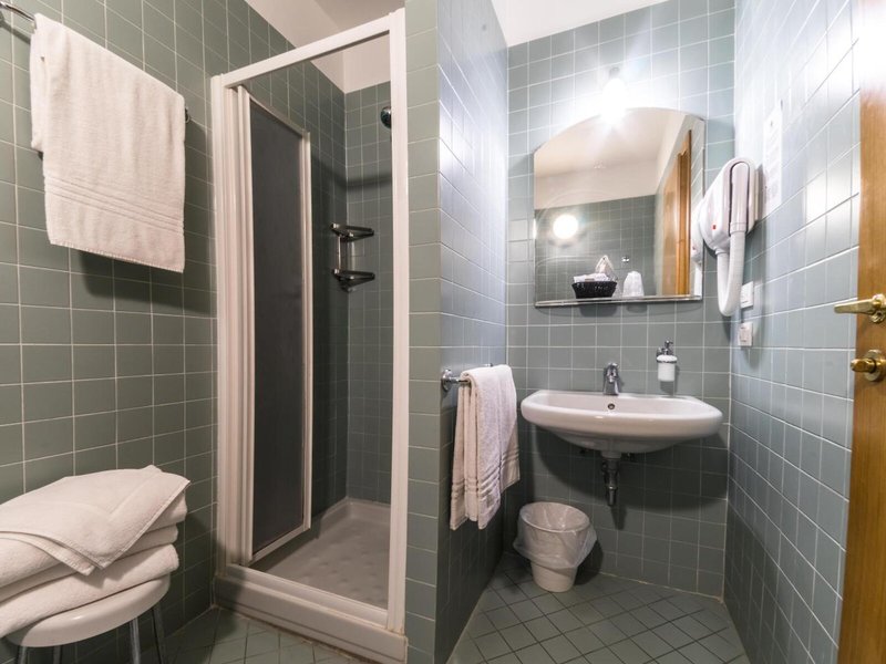 Bonifacio 33 - Bathroom Example