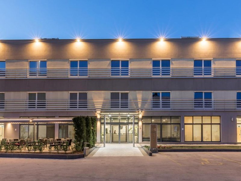 Mondo Hotel  1