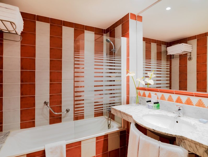 H10 Salauris Palace 16 - Bathroom Example
