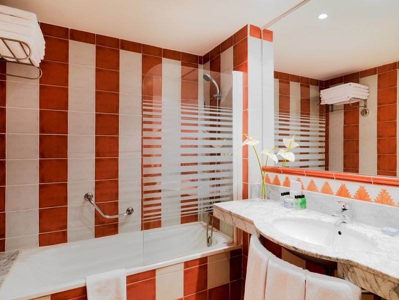 H10 Salauris Palace 17 - Bathroom Example