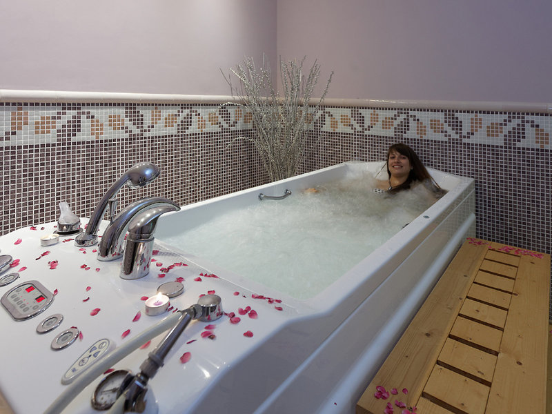 Kristal Goldstrand 44 - Health & Beauty