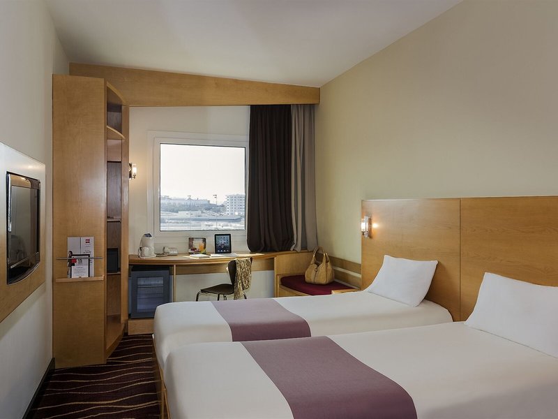 ibis Muscat 33