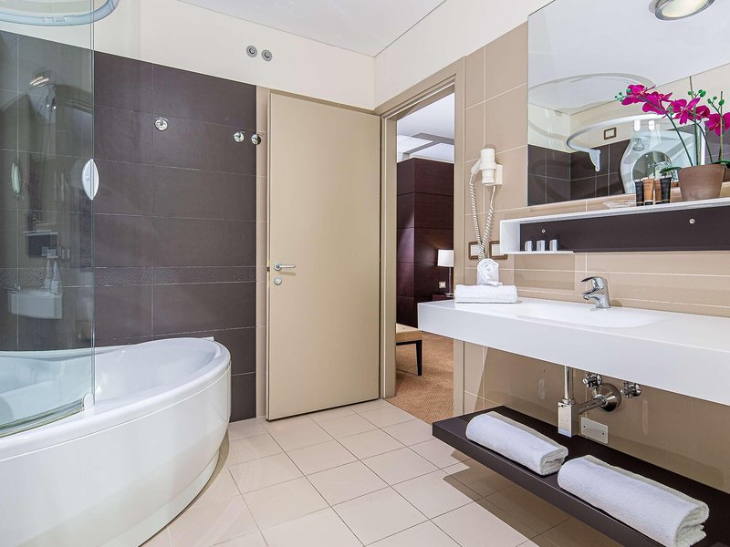 Europalace Hotel 16 - Bathroom Example