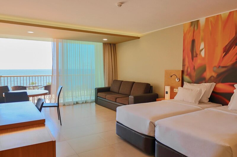 Four Views Oasis 115