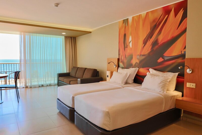 Four Views Oasis 117