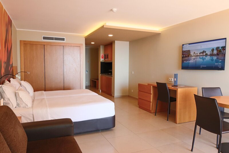 Four Views Oasis 118