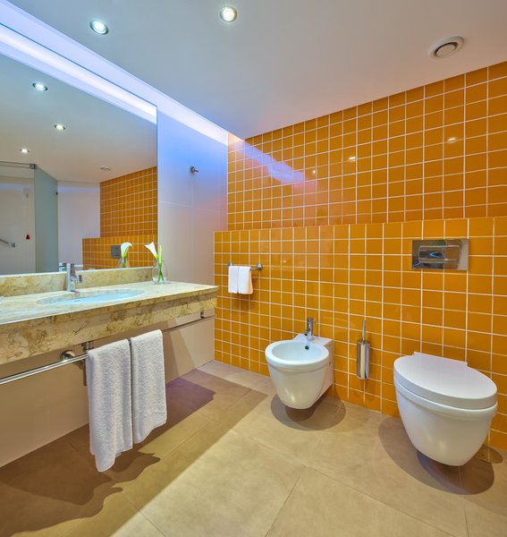 Four Views Oasis 124