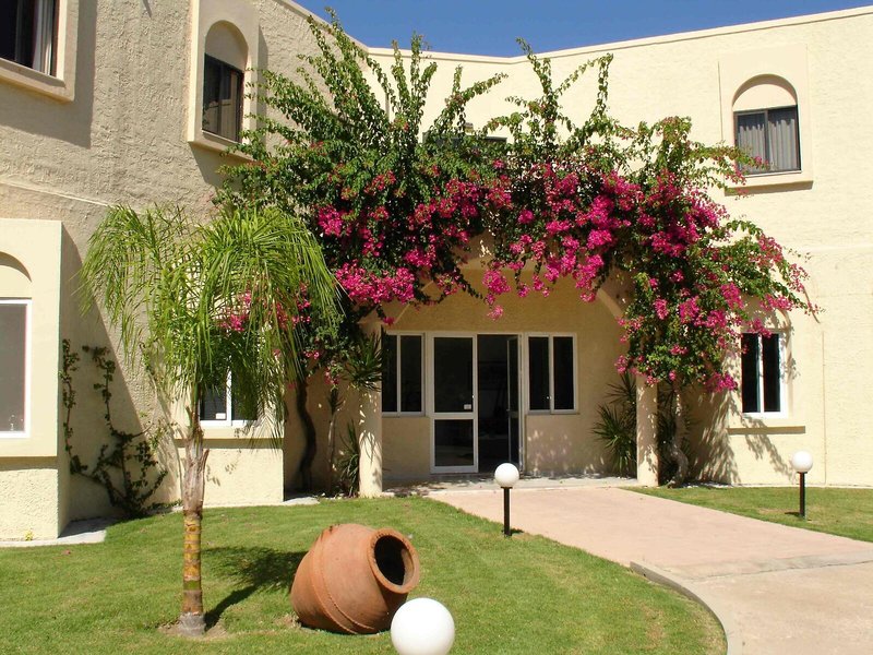 Summerland Hotel & Bungalows 1