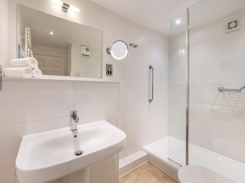Cromer Country Club 41 - Bathroom Example