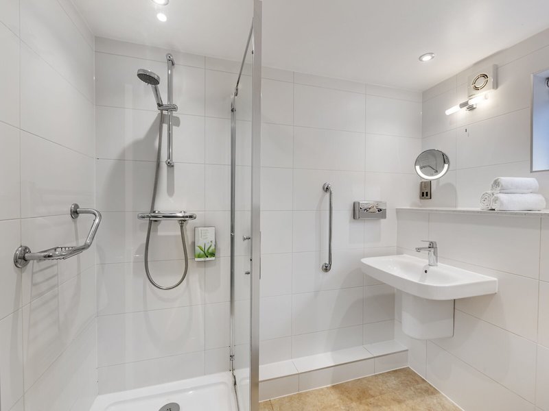Cromer Country Club 43 - Bathroom Example