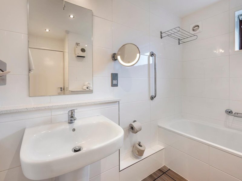 Cromer Country Club 45 - Bathroom Example