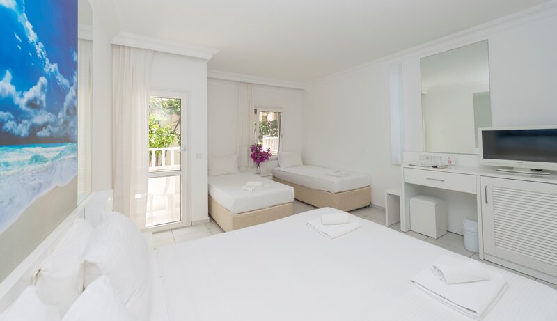 Bendis Beach Hotel 13