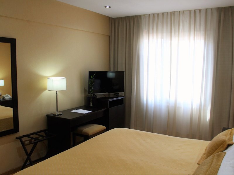 8 de Octubre 12 - Room Example