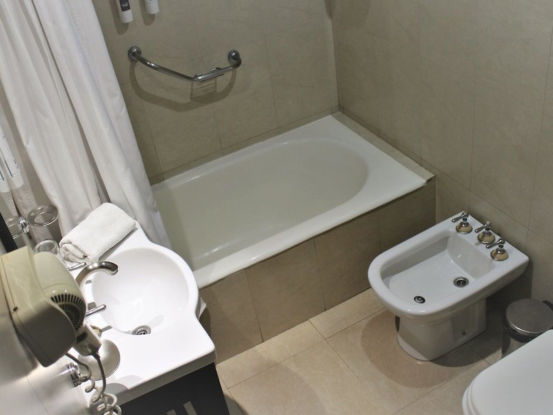 8 de Octubre 30 - Bathroom Example