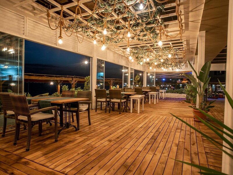 Side Beach Club 10