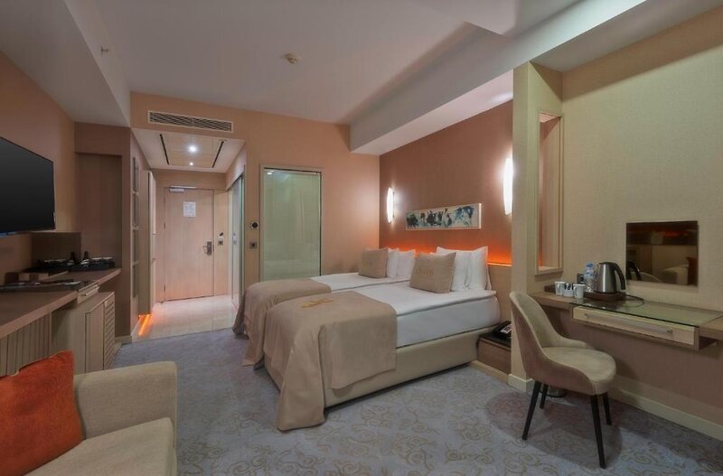 Cratos Premium Hotel & Casino 24