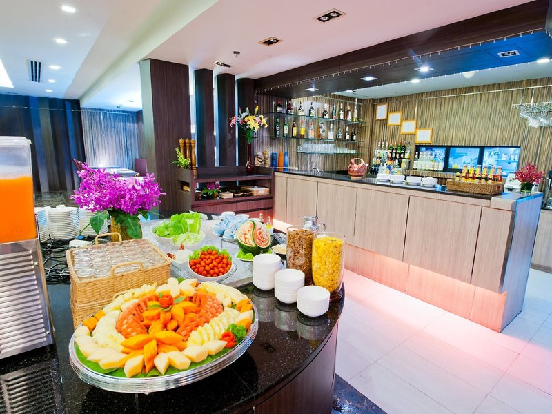 Kingston Suites 12