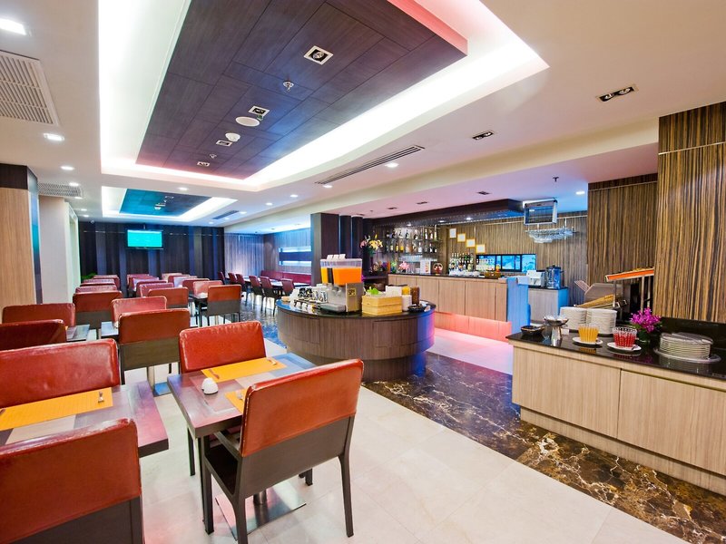 Kingston Suites 14