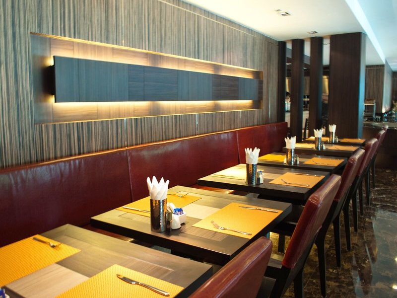 Kingston Suites 16