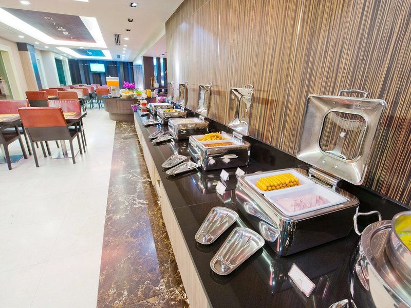 Kingston Suites 18