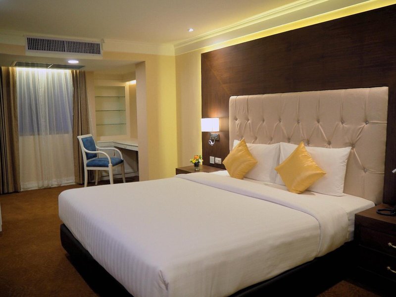 Kingston Suites 25
