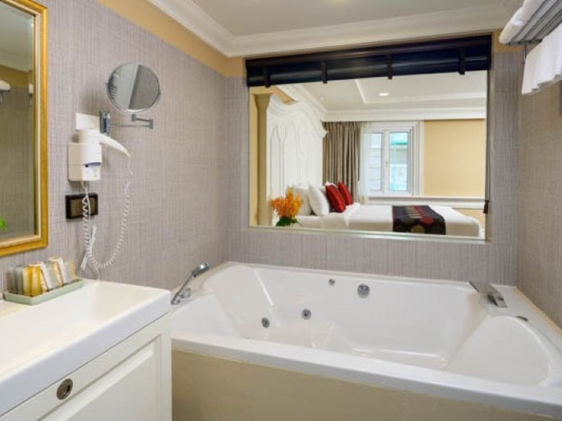 Kingston Suites 34