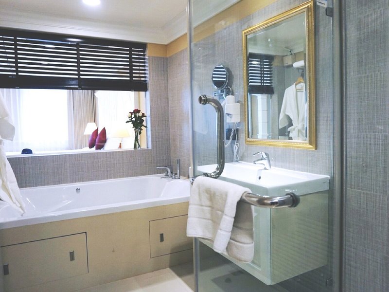 Kingston Suites 35