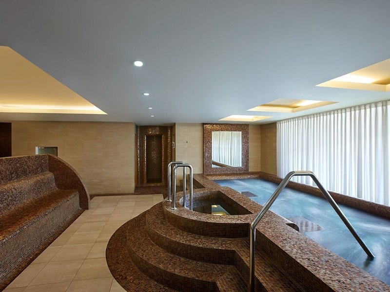 Cinnamon Grand Hotel 6