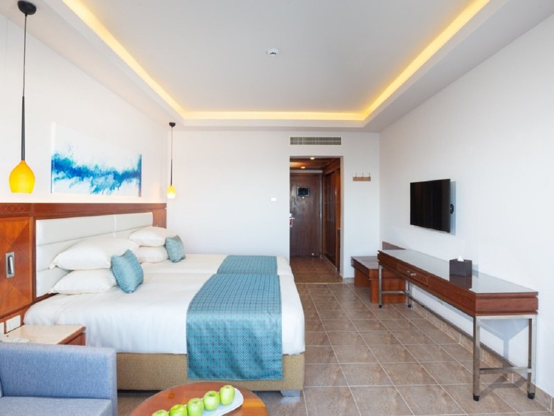 Cyrene Grand 13