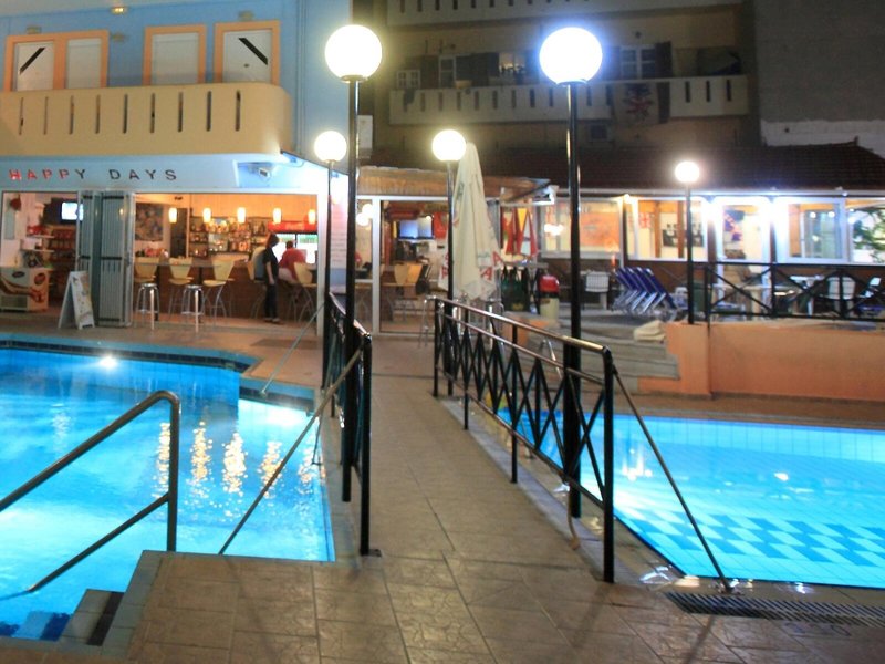 Happy Days 6 - Outdoor Pool