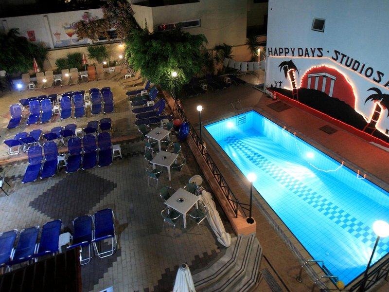 Happy Days 7 - Outdoor Pool