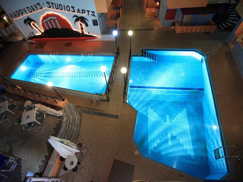 Happy Days 8 - Outdoor Pool