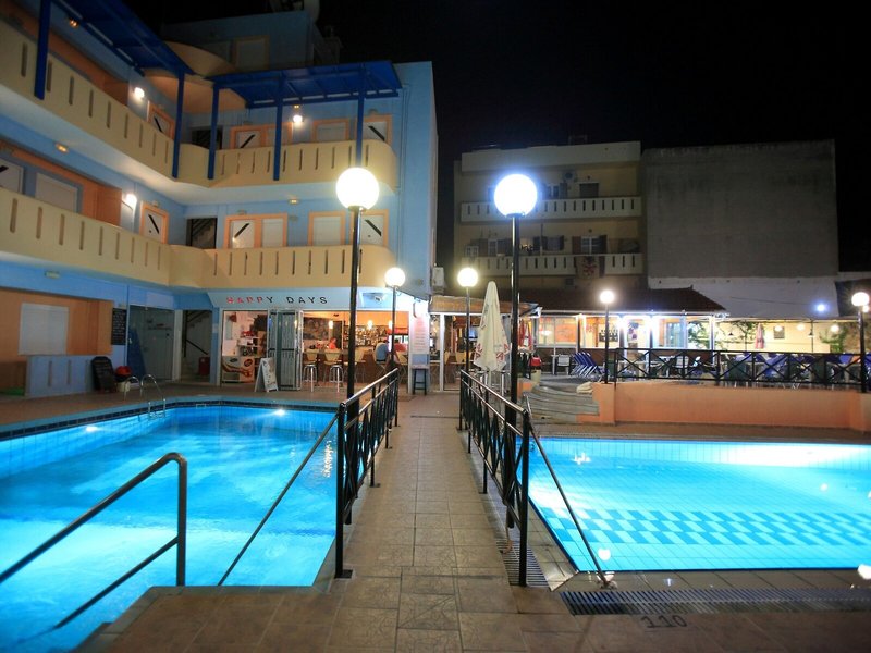 Happy Days 9 - Outdoor Pool