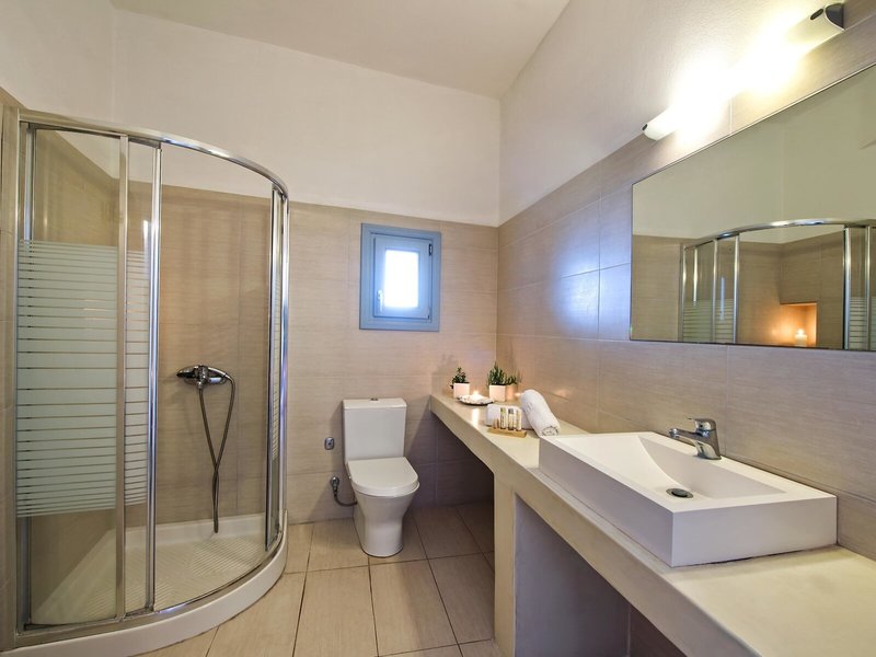 Apanemo Hotel And Suites 5