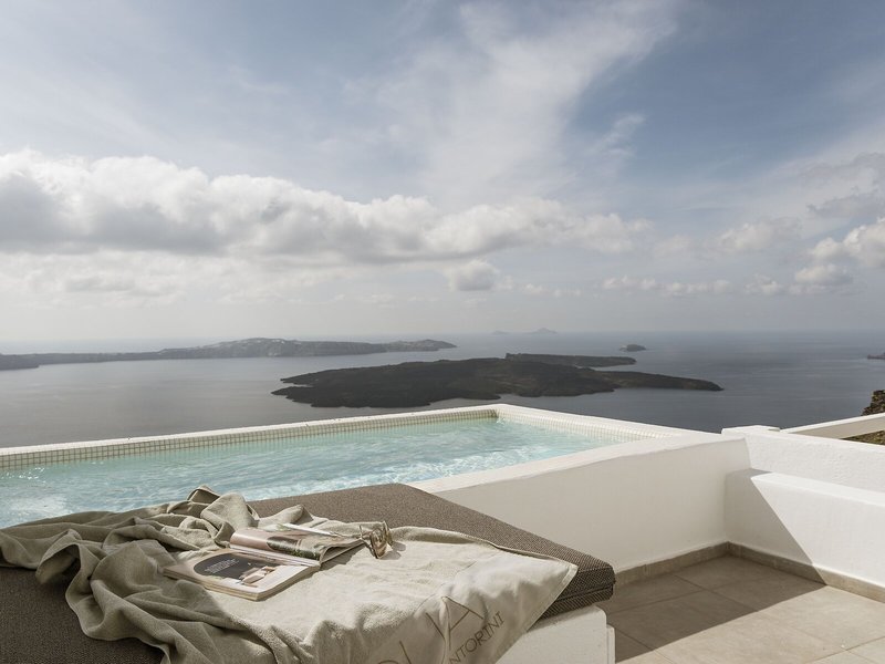 Aqua Luxury Suites 9