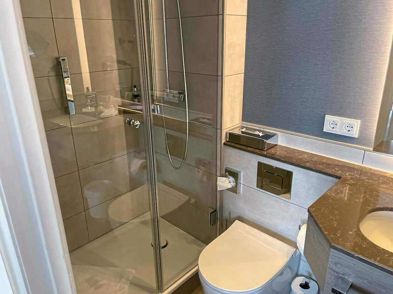 Kurhaus Hotel Wyk 8 - Bathroom Example
