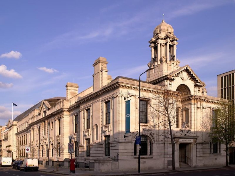 Town Hall Hotel & Apartments
