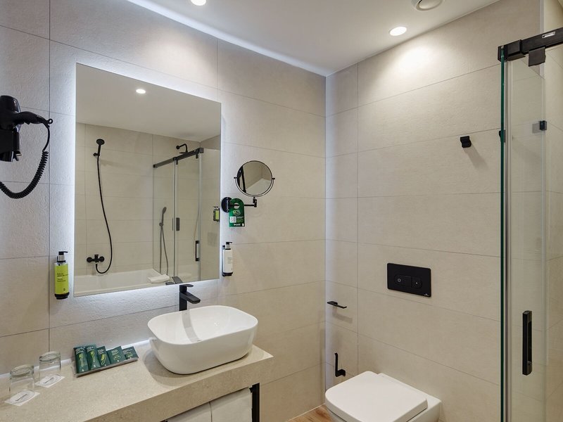 Cruz del Mar 27 - Bathroom Example