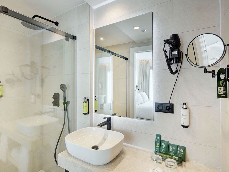 Cruz del Mar 28 - Bathroom Example