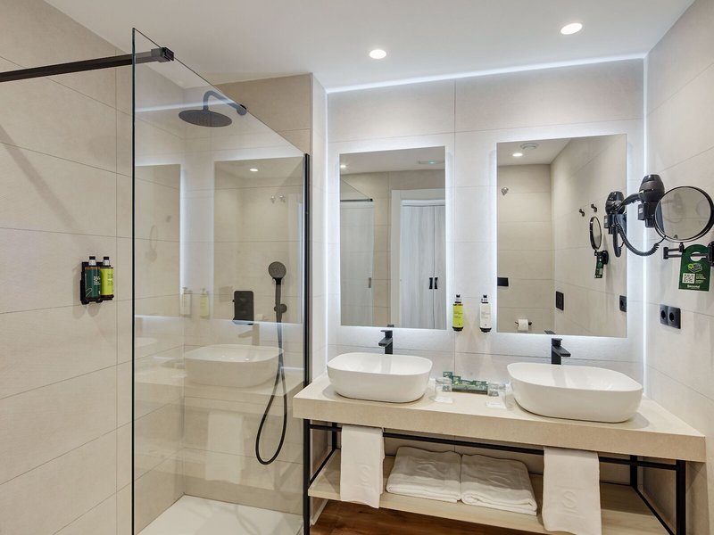 Cruz del Mar 33 - Bathroom Example