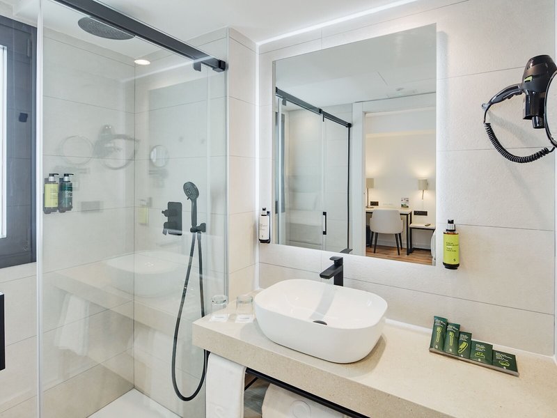 Cruz del Mar 46 - Bathroom Example