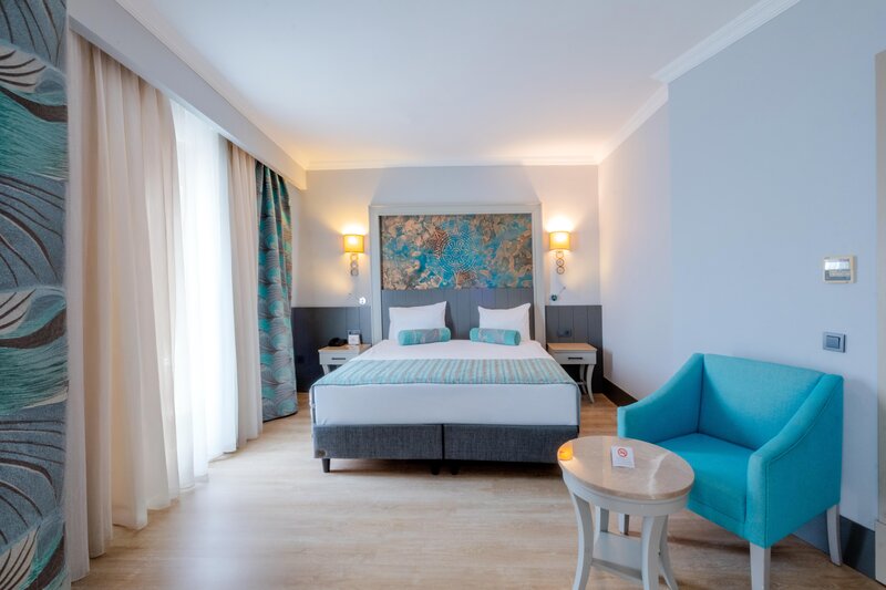 Side Crown Palace 13