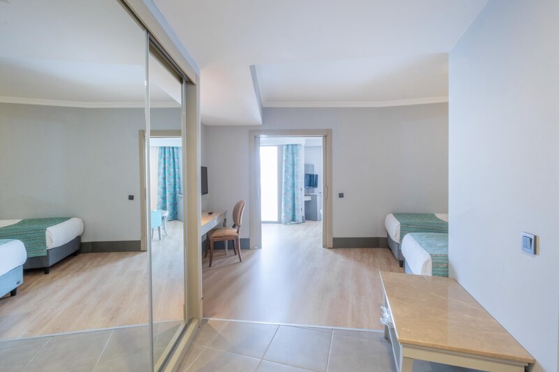 Side Crown Palace 45