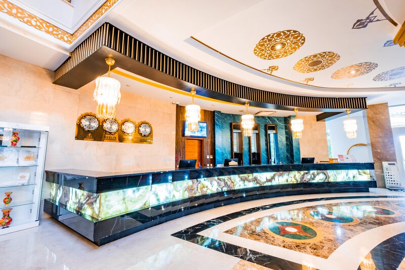 Side Crown Palace 57