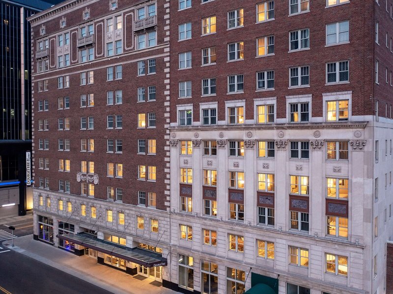DoubleTree Suites by Hilton Detroit Downtown - Fort Shelby 2