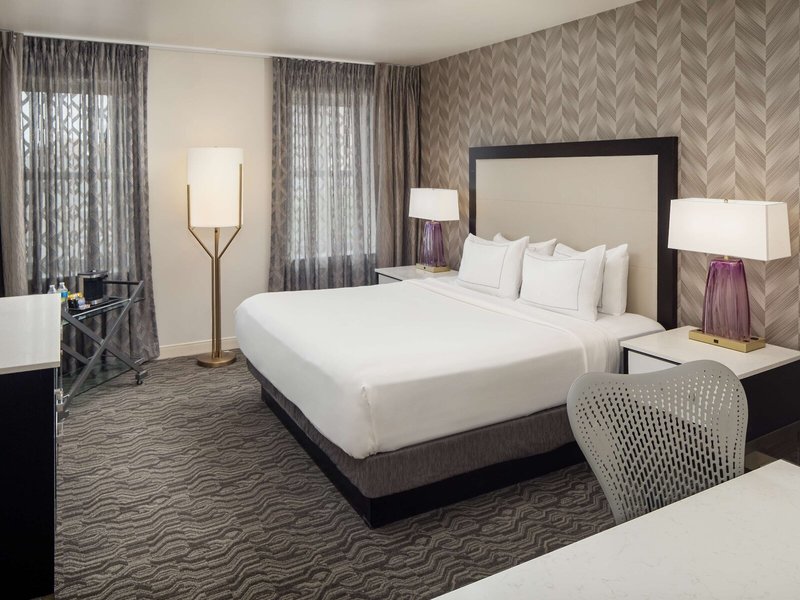DoubleTree Suites by Hilton Detroit Downtown - Fort Shelby 47