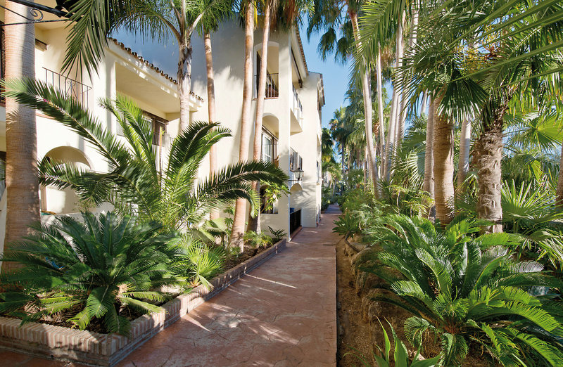 BlueBay Banús 25
