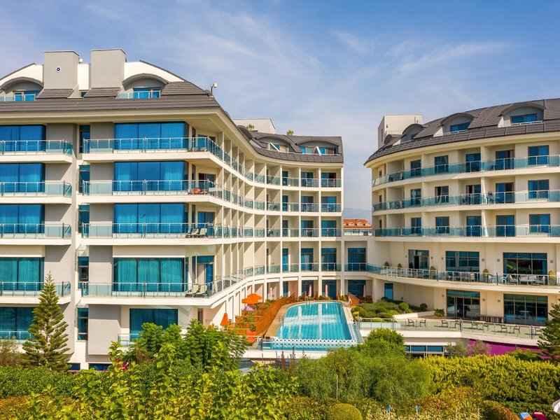 Commodore Elite Suites & Spa 7